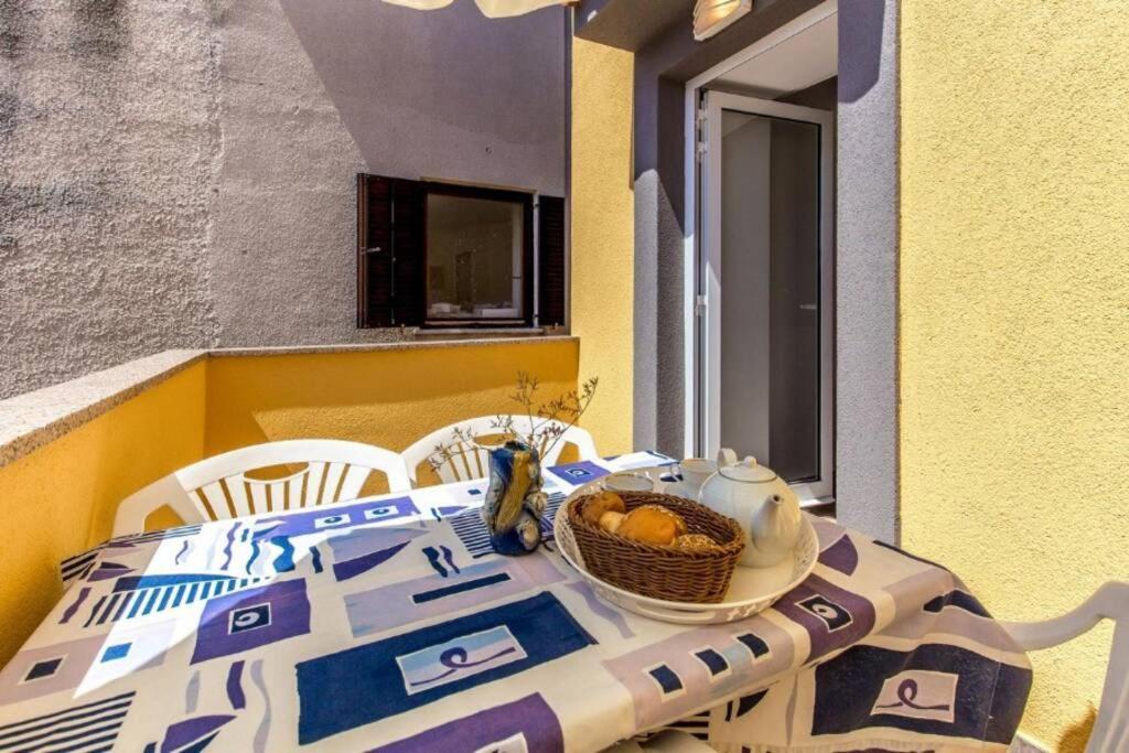 Apartamento Tin 2 Vrbnik Exterior foto