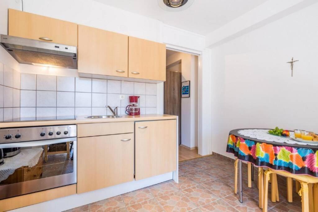 Apartamento Tin 2 Vrbnik Exterior foto
