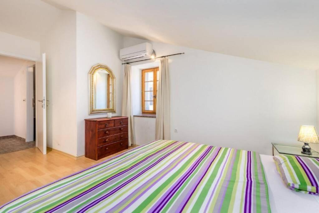 Apartamento Tin 2 Vrbnik Exterior foto